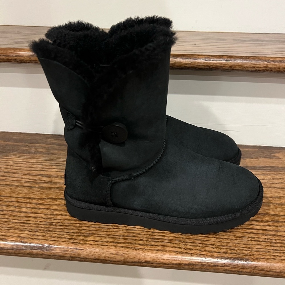 UGG Women's Bailey Button II boots in black suede leather sheepskin lining